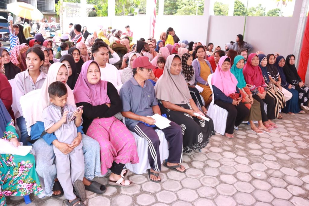 Masyarakat mengantri pengambilan paket sembako