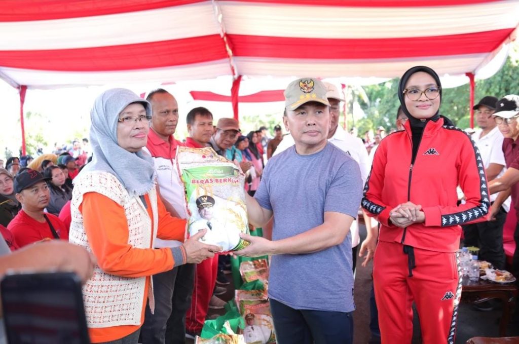 Gubernur Kalteng H Sugianto Sabran menyerahkan paket sembako secara simbolis